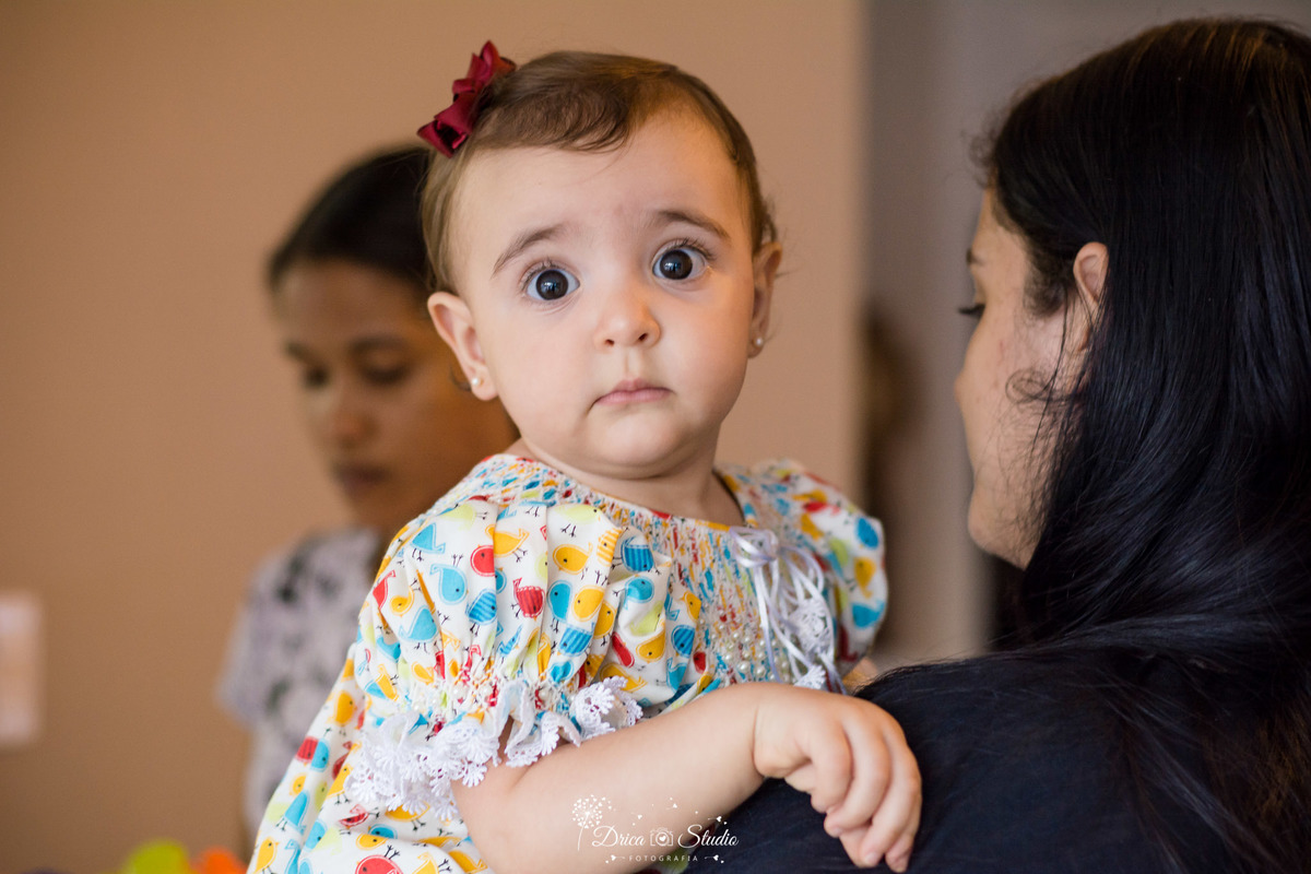 Aniversário infantil- primeiro aninho da Cecília-no colo da tia -parabéns-balão coloridos- fotografa de aniversario- fotografa de família-Fátima-Drica Studio- fotografia- Xinguara-Pará.  
