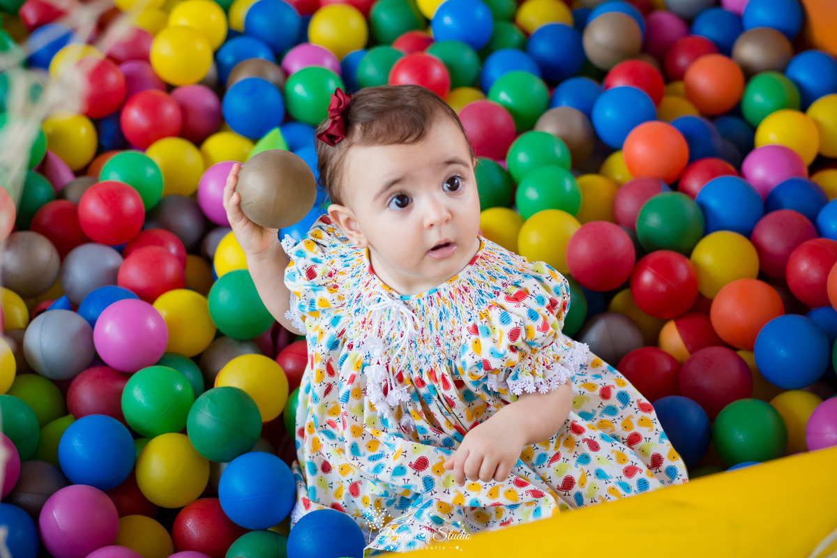 Aniversário infantil- primeiro aninho da Cecília-brincando-piscina de bolinha coloridas-decoração linda e de muito bom gosto-parabéns-balão coloridos- fotografa de aniversario- fotografa de família-Fátima-Drica Studio- fotografia- Xinguara-Pará.  