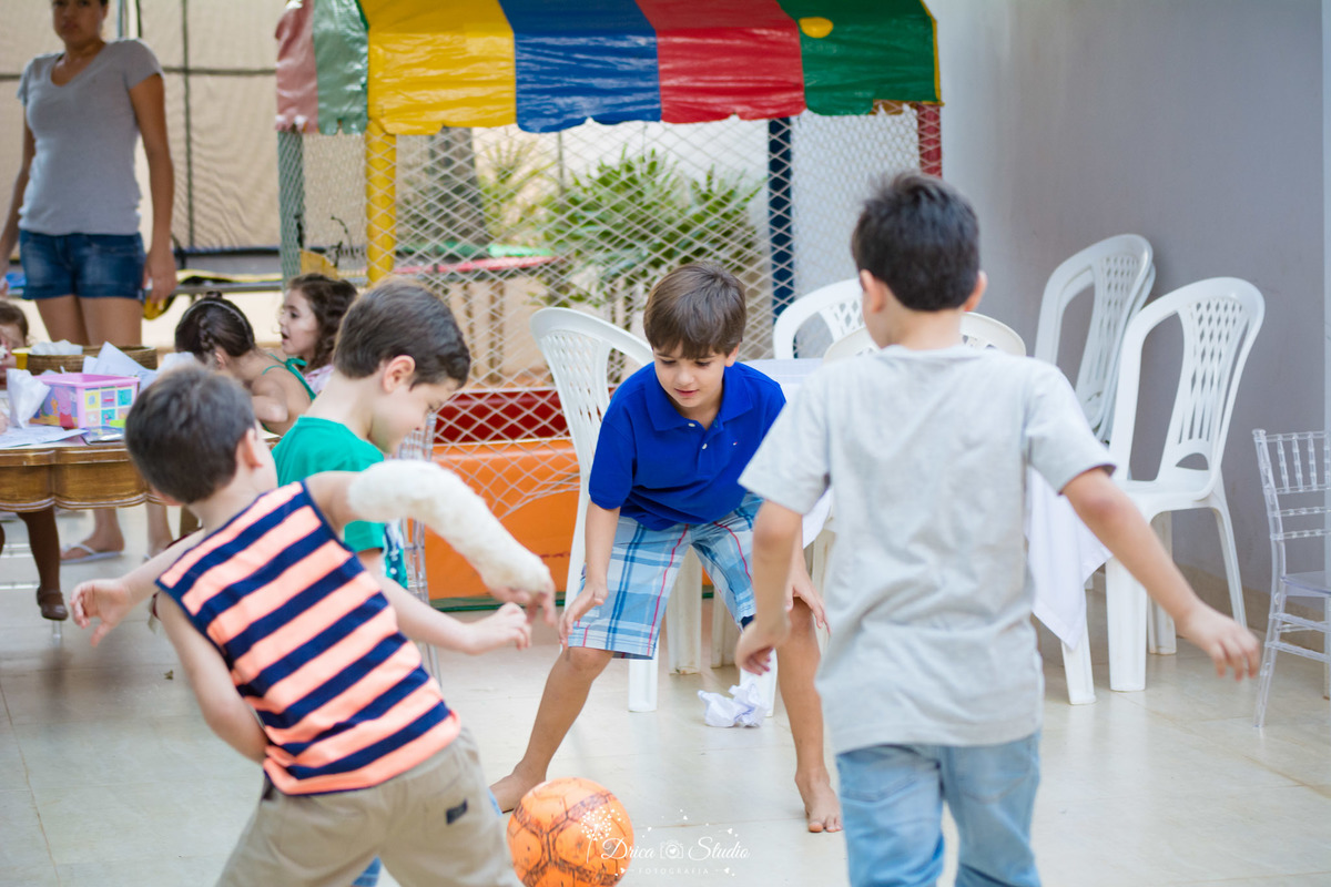 Cobertura de festa infantil- primeiro aninho da Cecília-crianças jogando bola-brincando-decoração linda e de muito bom gosto-parabéns-balão coloridos- fotografa de aniversario- fotografa de família-Fátima-Drica Studio- fotografia- Xinguara-Pará.  