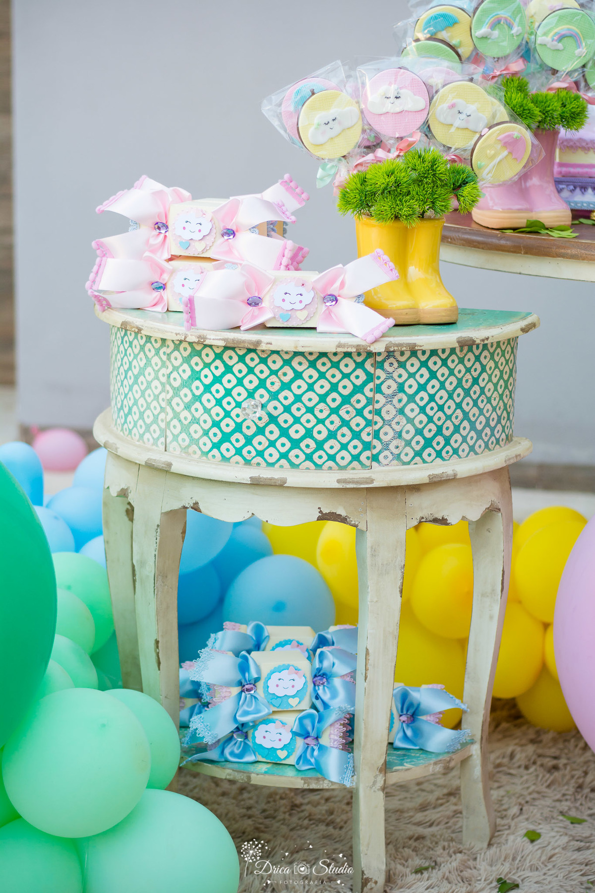 Festa infantil- primeiro aninho de Cecília-decoração linda e de muito bom gosto-aniversário-mesa retro rendendo-bolões coloridos- balão magico-cores delicada- fotografa de aniversario- fotografa de família-FatimaDrica Studio- fotografia- Xinguara-Pará.  