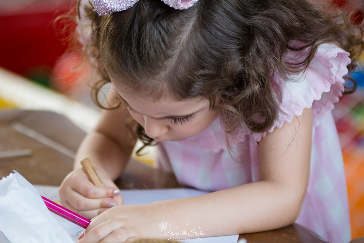 Festa infantil- primeiro aninho da Cecília-irmã pintando desenhos-concentrada-decoração linda e de muito bom gosto-parabéns-balão coloridos- fotografa de aniversario- fotografa de família-Fátima-Drica Studio- fotografia- Xinguara-Pará.  