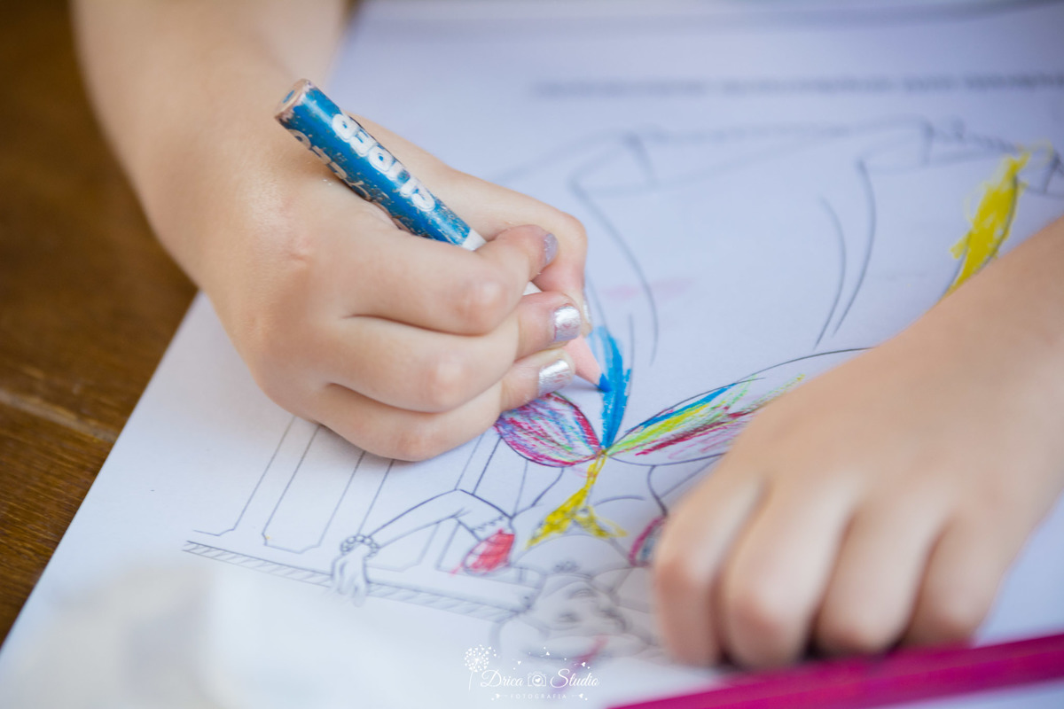 evento infantil- primeiro aninho da Cecília-irmã pintando desenhos-concentrada-decoração linda e de muito bom gosto-parabéns-balão coloridos- fotografa de aniversario- fotografa de família-Fátima-Drica Studio- fotografia- Xinguara-Pará.  