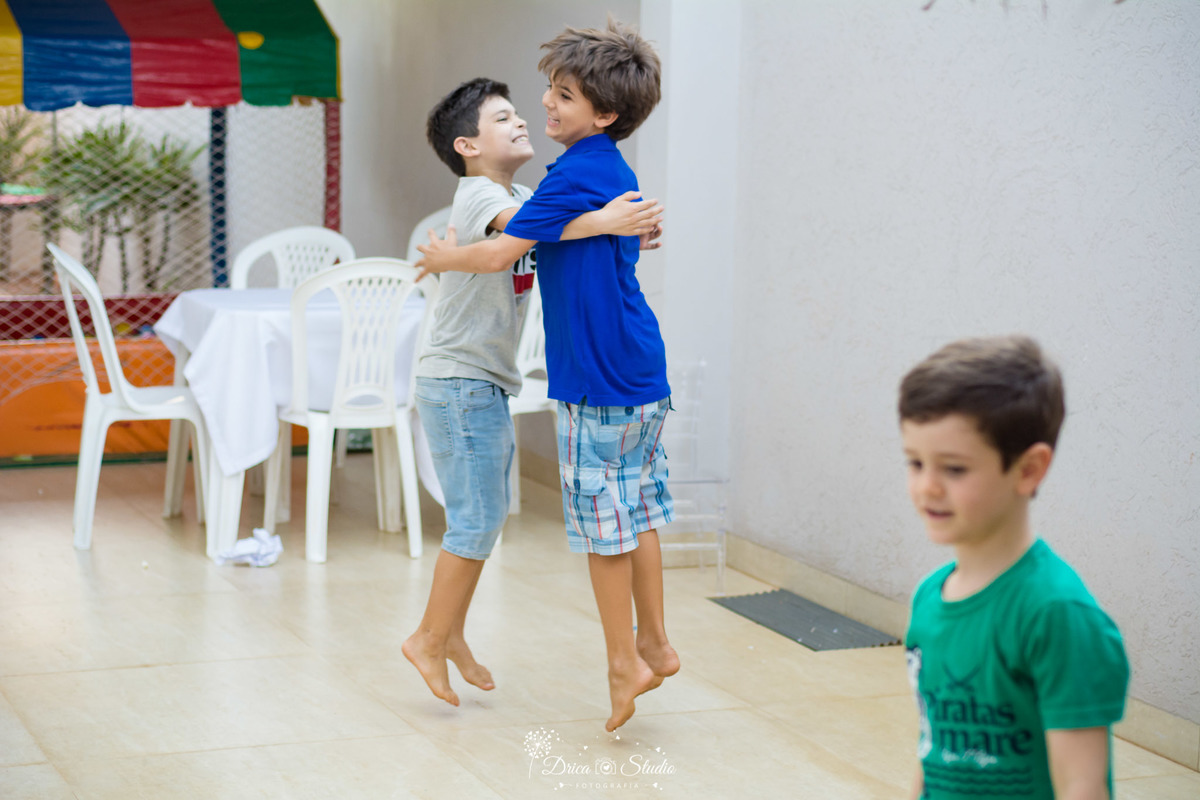 Festa infantil- primeiro aninho da Cecília-crianças jogando bola-crianças brincando-decoração linda e de muito bom gosto-parabéns-balão coloridos- fotografa de aniversario- fotografa de família-Fátima-Drica Studio- fotografia- Xinguara-Pará.  