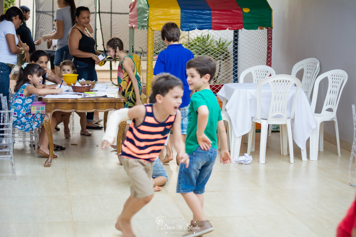 Cobertura de festa infantil- primeiro aninho da Cecília-crianças jogando bola-crianças brincando-decoração linda e de muito bom gosto-parabéns-fotografa de aniversario- fotografa de família-Fátima-Drica Studio- fotografia- Xinguara-Pará.  
