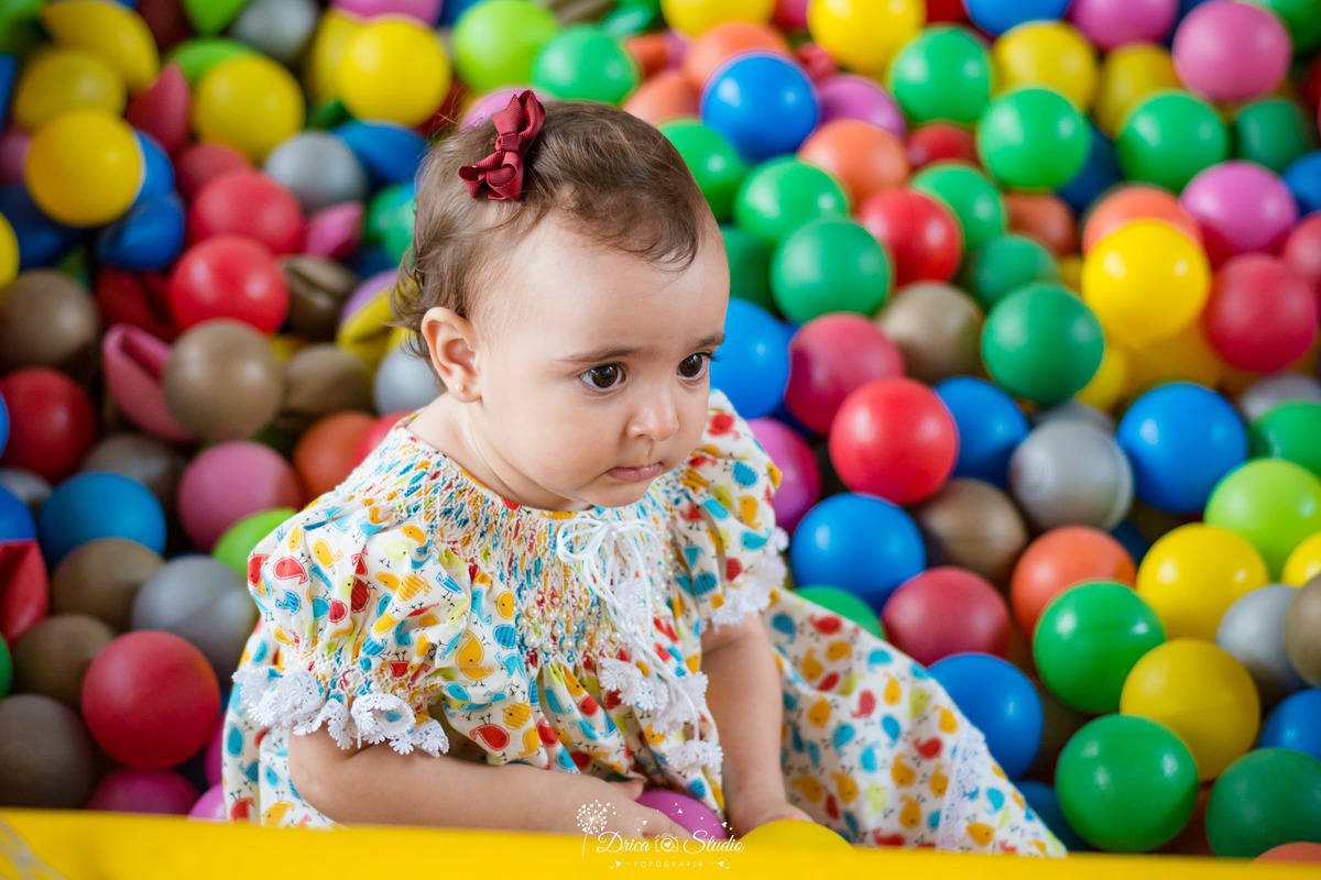 Aniversário infantil- primeiro aninho da Cecília-brincando-piscina de bolinha coloridas-decoração linda e de muito bom gosto-parabéns-vestido coloridos- fotografa de aniversario- fotografa de família-Fátima-Drica Studio- fotografia- Xinguara-Pará.  