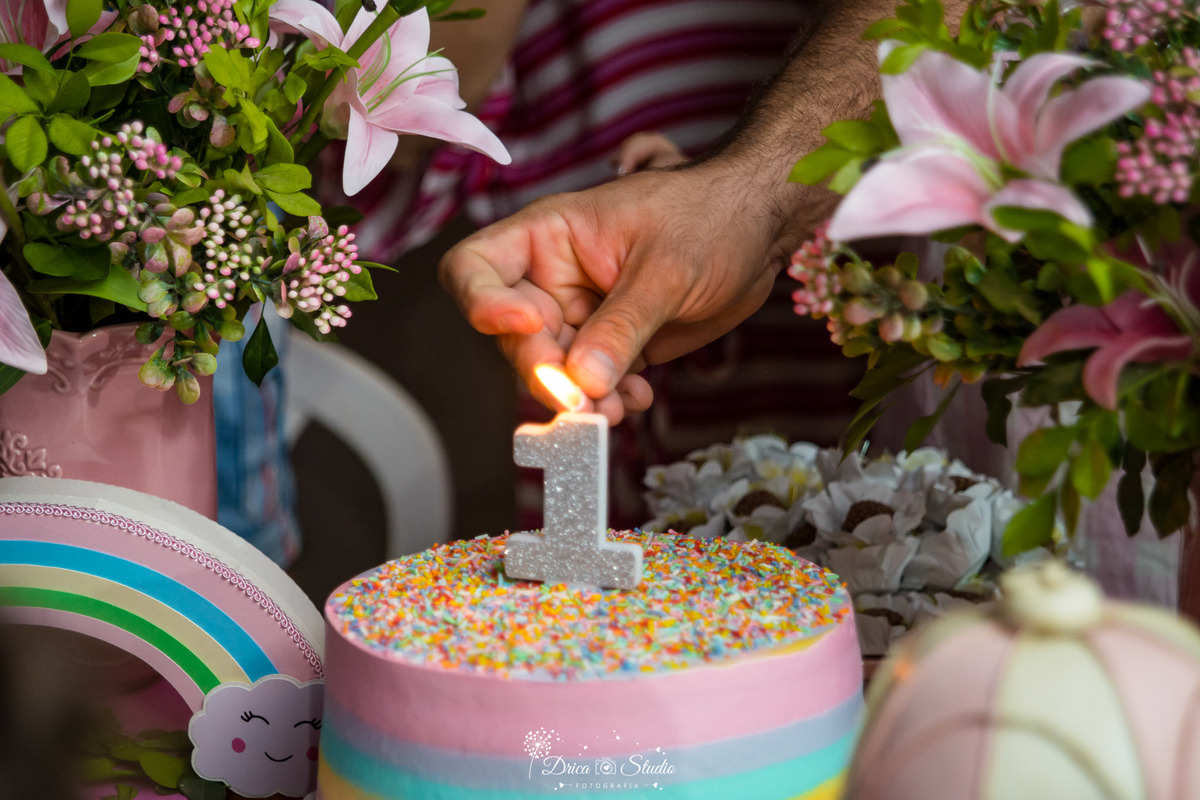 Aniversário infantil- primeiro aninho da Cecília-vela de um aninho-acendendo a vela-decoração linda e de muito bom gosto-parabéns-balão coloridos- fotografa de aniversario- fotografa de família-Fátima-Drica Studio- fotografia- Xinguara-Pará.  