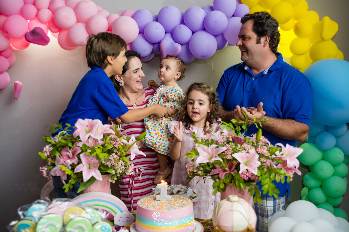 Aniversário infantil- primeiro aninho da Cecília-decoração linda e de muito bom gosto-cantando os parabéns-balão coloridos- fotografa de aniversario- fotografa de família-Fátima-Drica Studio- fotografia- Xinguara-Pará.  