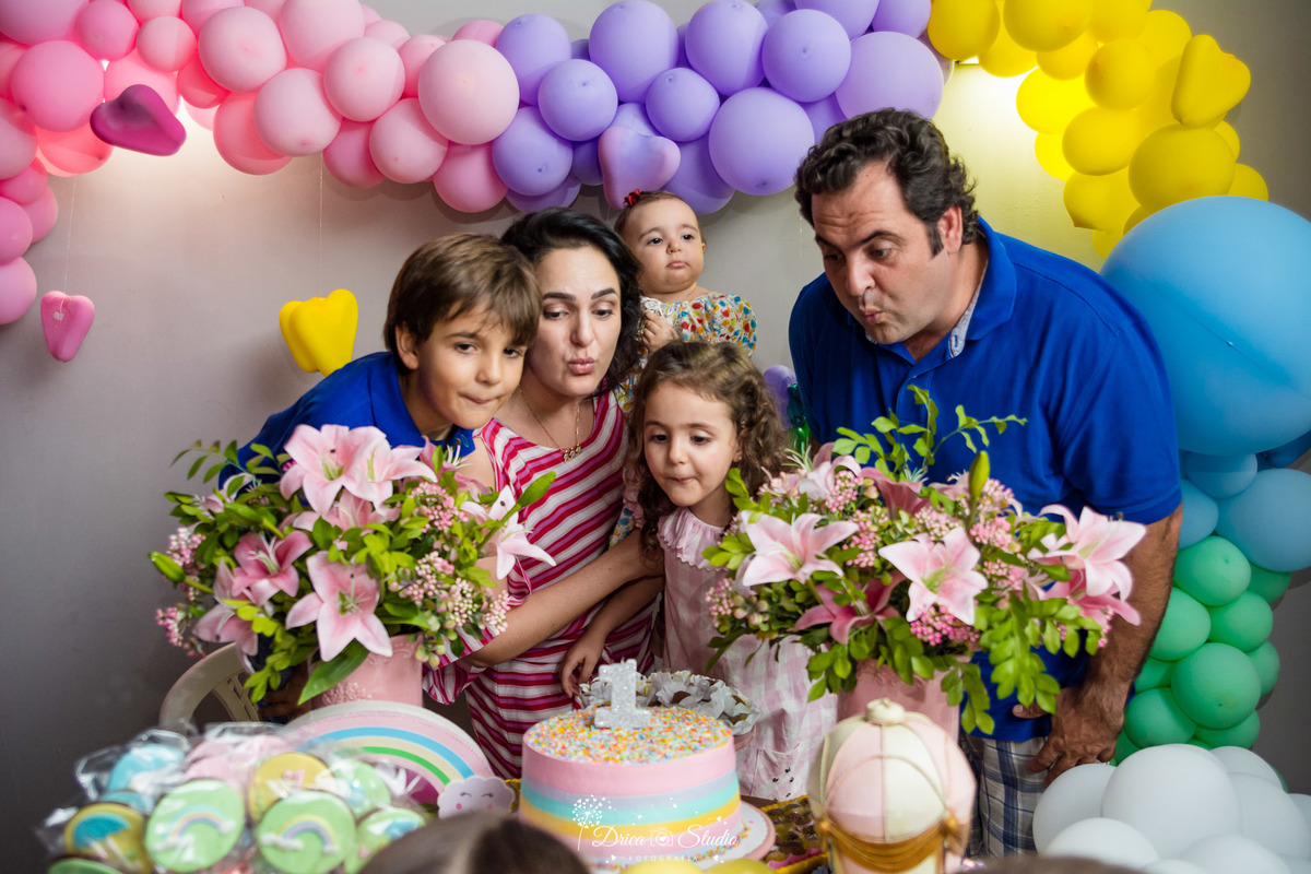 Cobertura de festa infantil- primeiro aninho da Cecília-decoração linda e de muito bom gosto-cantando os parabéns-assoprando a vela- fotografa de aniversario- fotografa de família-Fátima-Drica Studio- fotografia- Xinguara-Pará.  