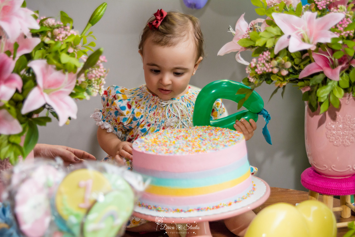 Aniversário infantil- primeiro aninho da Cecília-decoração linda e de muito bom gosto-encantada com o bolo-bolo colorido- fotografa de aniversario- fotografa de família-Fátima-Drica Studio- fotografia- Xinguara-Pará.  