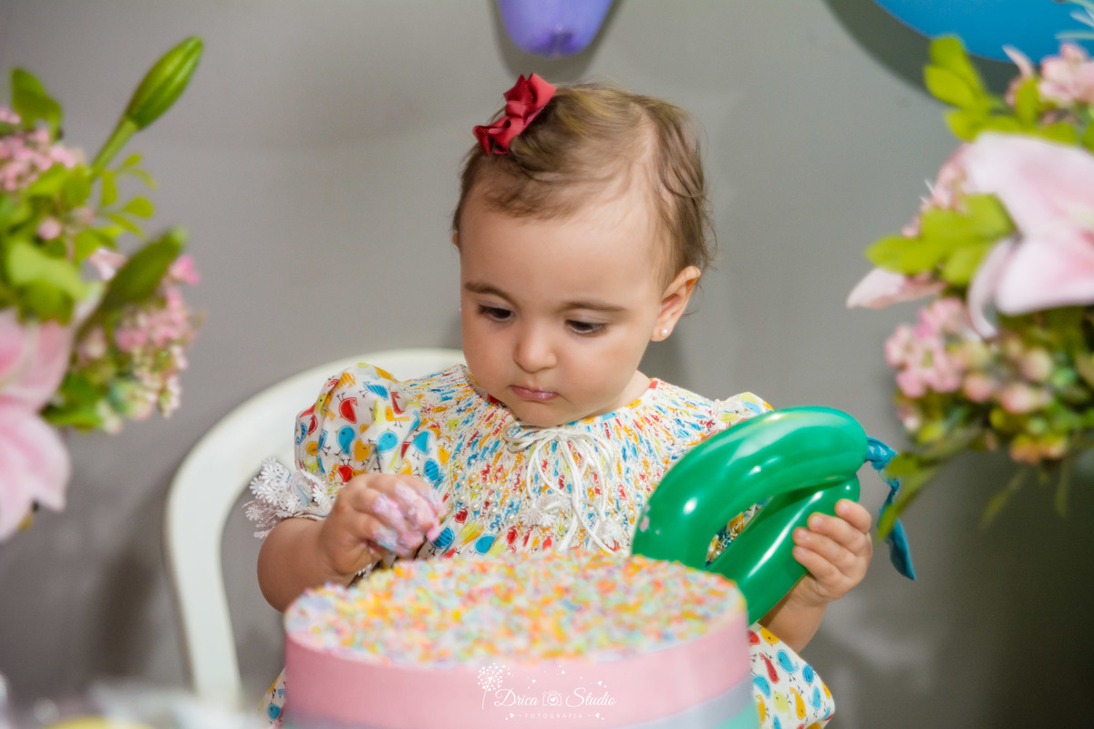 Festa infantil- primeiro aninho da Cecília-decoração linda e de muito bom gosto-pegando no bolo-bolo colorido- fotografa de aniversario- fotografa de família-Fátima-Drica Studio- fotografia- Xinguara-Pará.  