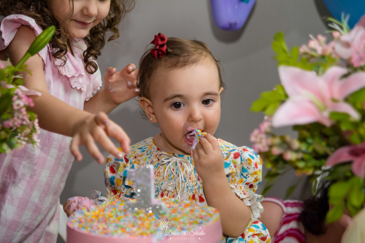 Festa infantil- primeiro aninho da Cecília-decoração linda e de muito bom gosto-comendo o bolo-bolo colorido- fotografa de aniversario- fotografa de família-Fátima-Drica Studio- fotografia- Xinguara-Pará.  