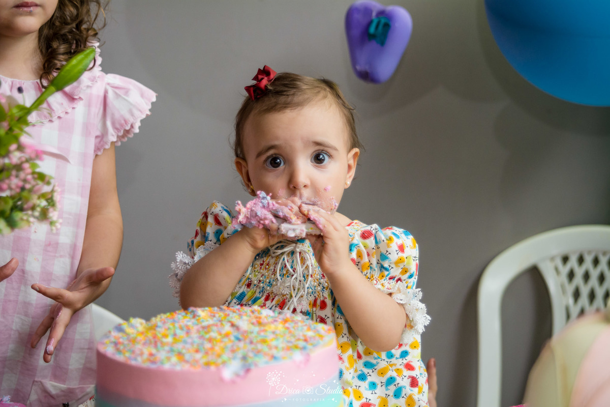 Evento infantil- primeiro aninho da Cecília-decoração linda e de muito bom gosto-comendo o bolo-bolo colorido- fotografa de aniversario- fotografa de família-Fátima-Drica Studio- fotografia- Xinguara-Pará.  