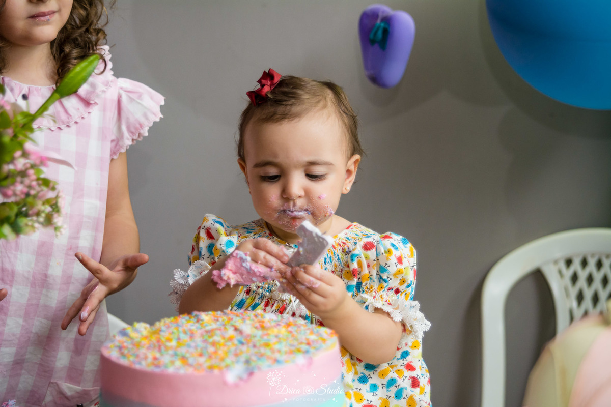 Festa infantil- primeiro aninho da Cecília-decoração linda e de muito bom gosto-comendo o bolo-bolo colorido- fotografa de aniversario- fotografa de família-Fátima-Drica Studio- fotografia- Xinguara-Pará.  