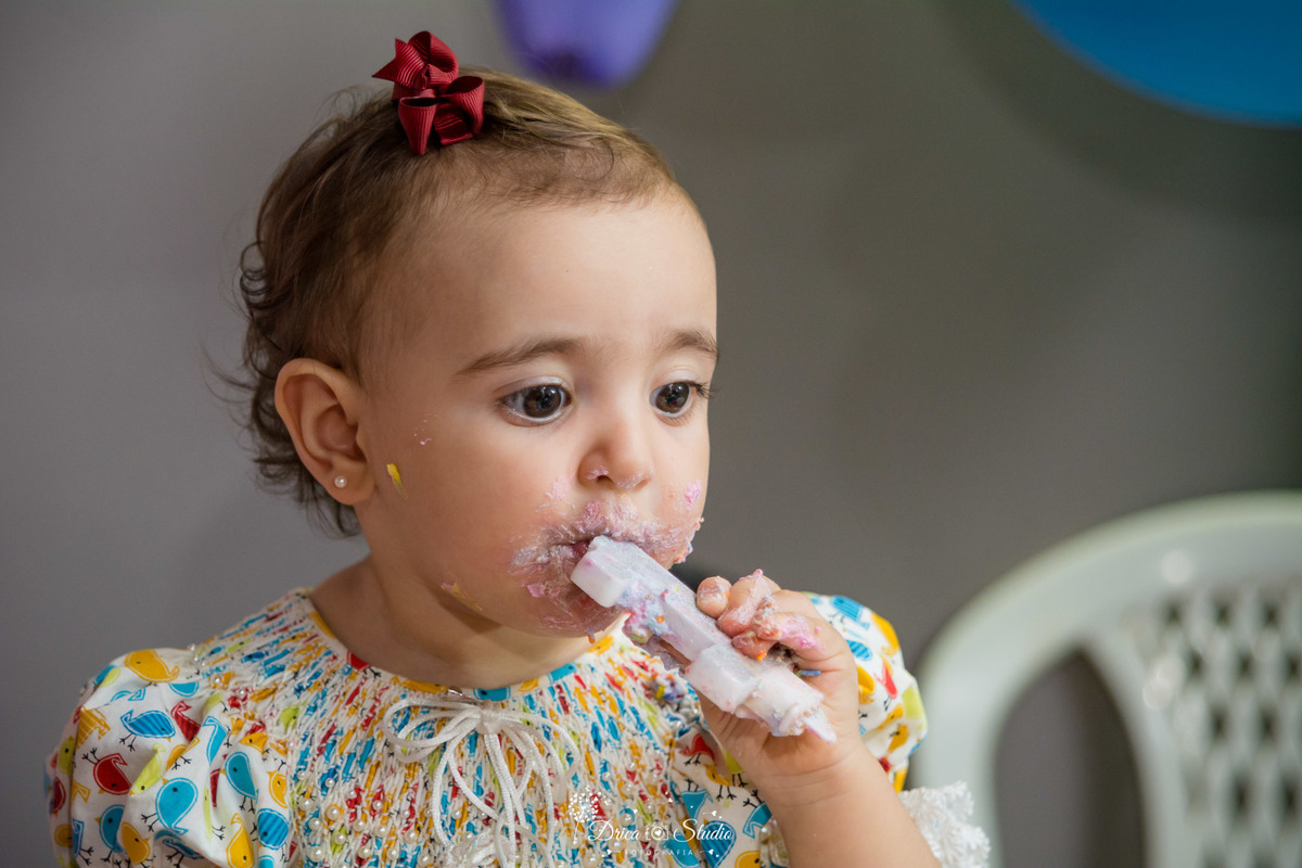 Aniversário infantil- primeiro aninho da Cecília-decoração linda e de muito bom gosto-encantada com o bolo-bolo colorido- fotografa de aniversario- fotografa de família-Fátima-Drica Studio- fotografia- Xinguara-Pará.  