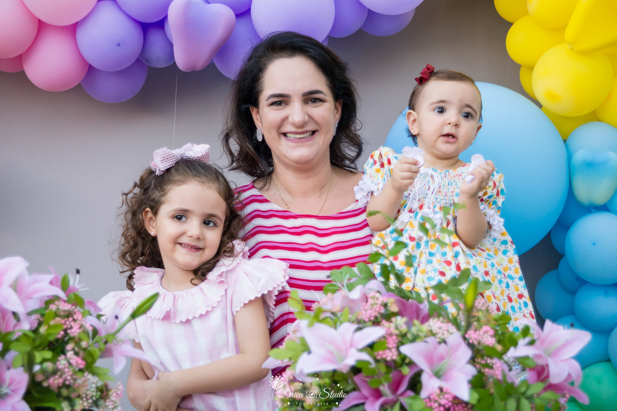 Aniversário infantil- primeiro aninho da Cecília-mãe e filhas-decoração linda e de muito bom gosto-Chuva de amor-parabéns-balão coloridos-cores delicada- fotografa de aniversario- fotografa de família-Fátima-Drica Studio- fotografia- Xinguara-Pará.  