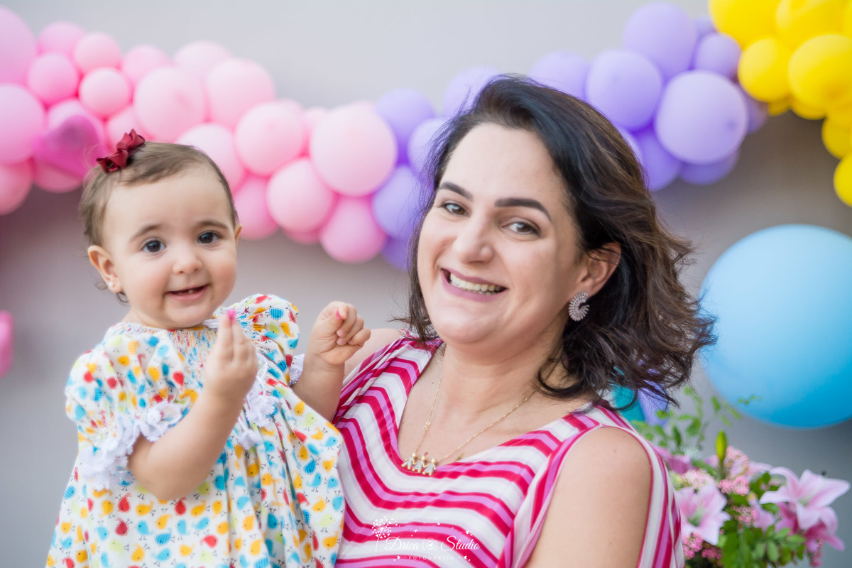 Aniversário infantil- primeiro aninho da Cecília-mãe e filha-comendo docinho-decoração linda e de muito bom gosto-Chuva de amor-parabéns-balão coloridos- fotografa de aniversario- fotografa de família-Fátima-Drica Studio- fotografia- Xinguara-Pará.  