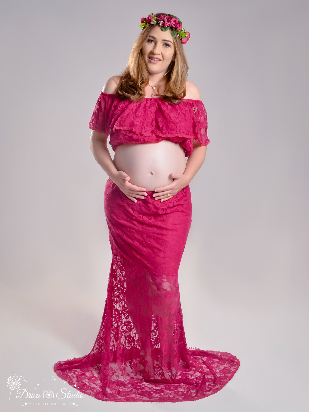 Gestante em estúdio-pose delicada, mão na barriga- sorrindo  -look rosa choque -gravida e linda-maternidade-gravidiva-coroa de flor na cabeça-fotógrafa de família-melhor  fotógrafa- fotografa em Xinguara-Drica Studio Fotografia Xinguara-Pará.