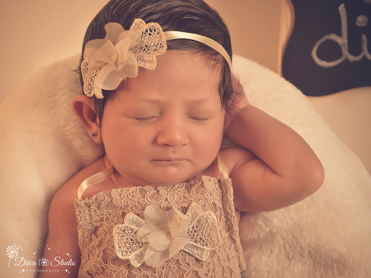 Newborn-ensaio infantil-bebê-recém nascido-dormindo- retrato retro do rosto-puceira linda!-headband-ensaio de família-acompanhamento mensal-baby-dormindo-fotografa de newborn em Xinguara-Drica Studio Fotografias-fotografa em Xinguara-Para.