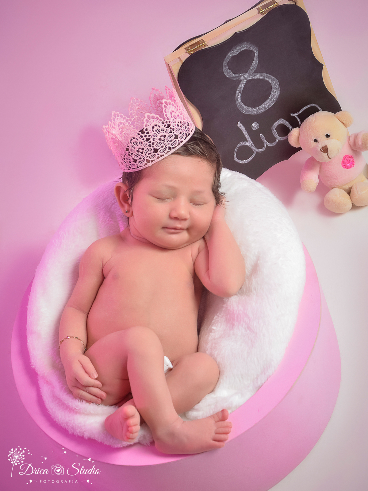Newborn-ensaio infantil-bebê-recém nascido-carrocel rosa-dormindo-abraçado com ursinho-corou a rosa-ensaio de família-acompanhamento mensal-baby-dormindo-fotografa de newborn em Xinguara-Drica Studio Fotografias-fotografa em Xinguara-Para.