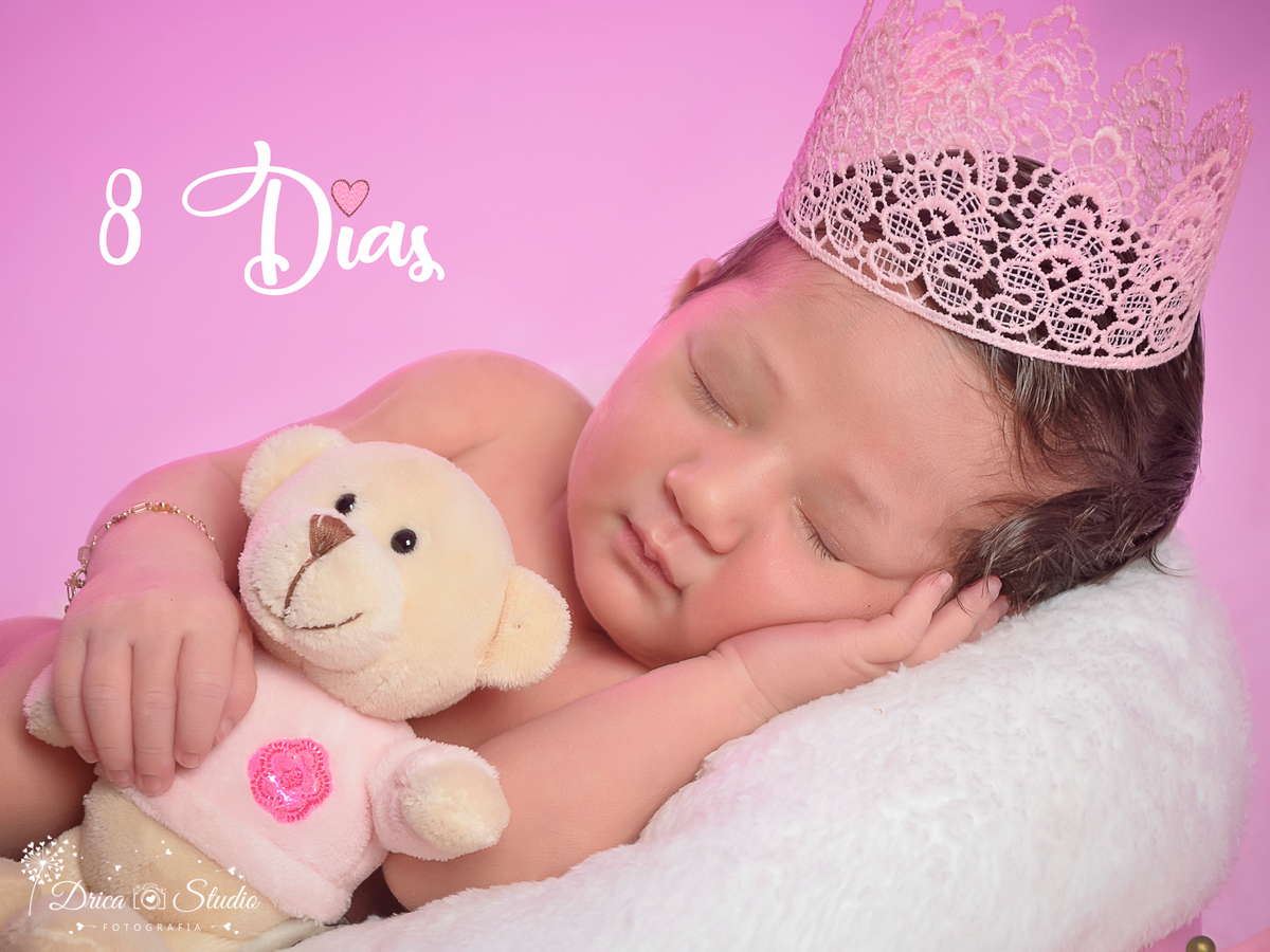 Newborn-ensaio infantil-bebê-recém nascido-carrocel rosa-dormindo-abraçado com ursinho-corou a rosa-ensaio de família-acompanhamento mensal-baby-dormindo-fotografa de newborn em Xinguara-Drica Studio Fotografias-fotografa em Xinguara-Para.
