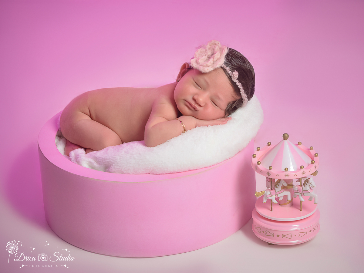 Newborn-ensaio-ensaio infantil-ensaio de bebê-recém nascido-carrocel rosa-maternidade-mãe de menina-props rosa-ensaio de família-acompanhamento mensal-baby-dormindo-fotografa de newborn em Xinguara-Drica Studio Fotografias-fotografa em Xinguara-Para.