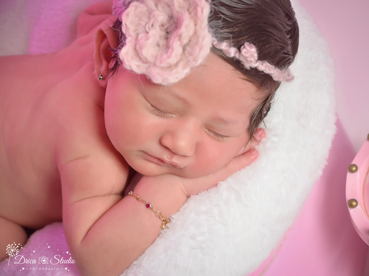 Newborn-ensaio newborne-ensaio infantil-ensaio de bebê-recém nascido-maternidade-mãe de menina-props rosa-ensaio de família-acompanhamento mensal-baby-dormindo-fotografa de newborn em Xinguara-Drica Studio Fotografias-fotografa em Xinguara-Para.