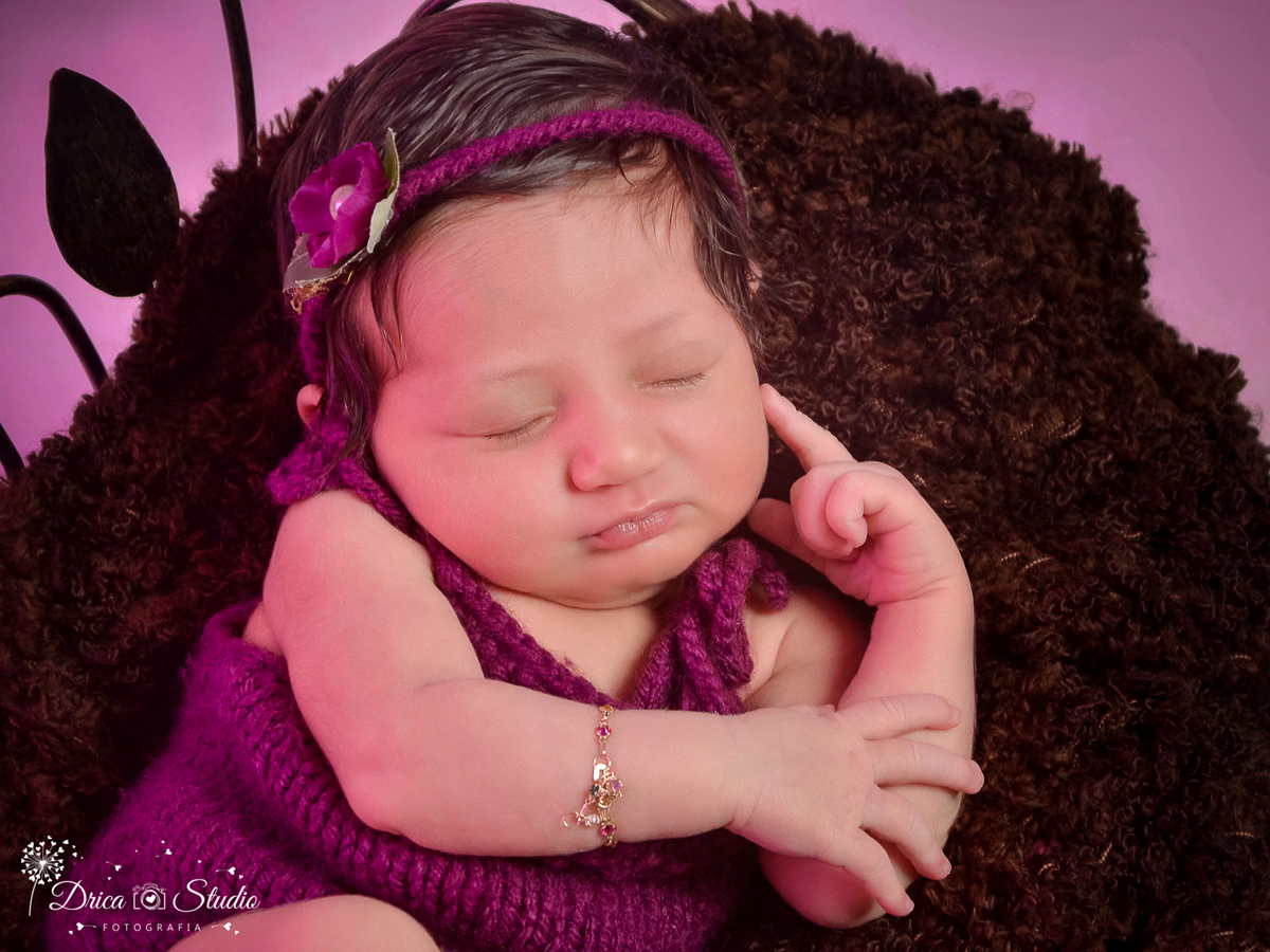 Newborn-ensaio infantil-bebê-recém nascido-dormindo-roupinha de crochê lilas-mao no queijo-ensaio de família-acompanhamento mensal-baby-dormindo-fotografa de newborn em Xinguara-Drica Studio Fotografias-fotografa em Xinguara-Para.
