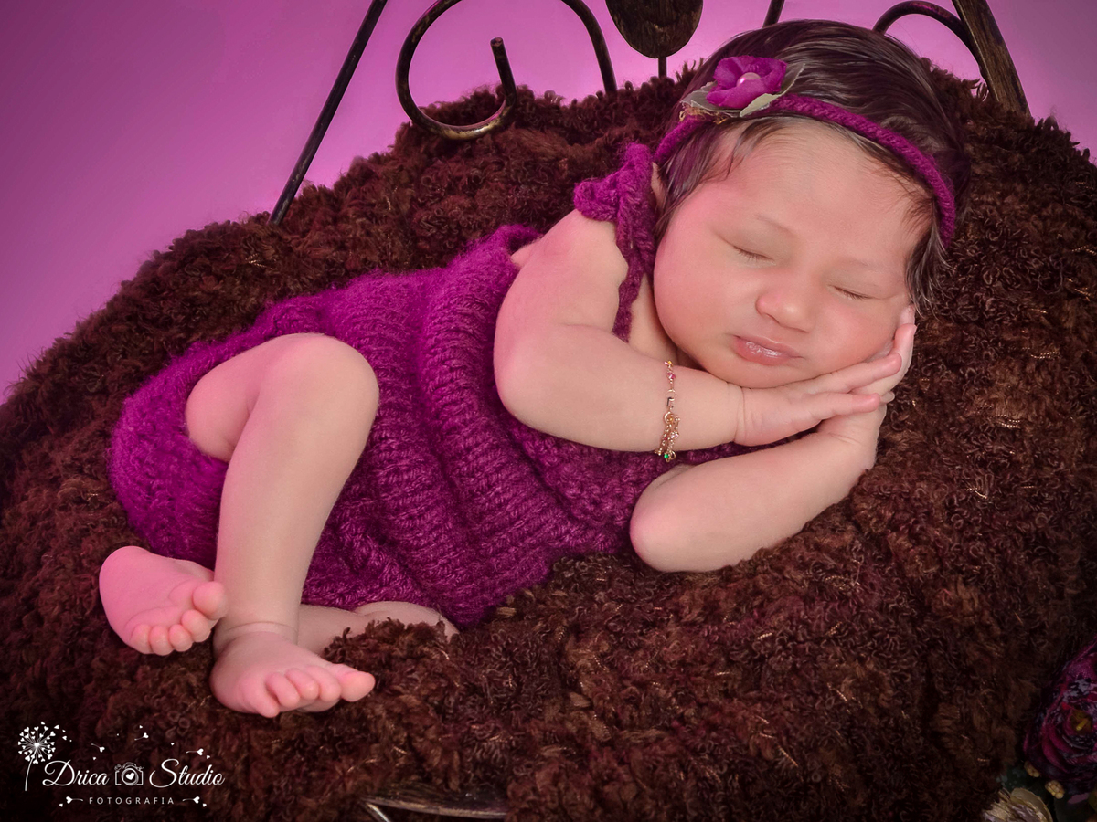 Newborn-ensaio infantil-bebê-recém nascido-dormindo-roupinha de crochê lilas-ensaio de família-acompanhamento mensal-baby-dormindo-fotografa de newborn em Xinguara-Drica Studio Fotografias-fotografa em Xinguara-Para.
