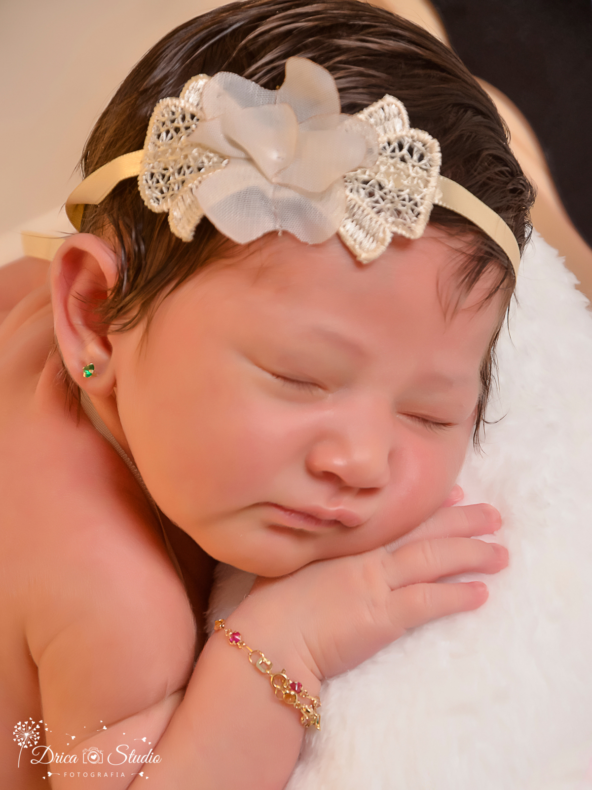 Newborn-fotografia-ensaio infantil-bebê-recém nascido-8 dias de vida-dormindo- retrato do rosto-brinco-headband-ensaio de família-acompanhamento mensal-baby-dormindo-fotografa de newborn em Xinguara-Drica Studio Fotografias-fotografa em Xinguara-Para.