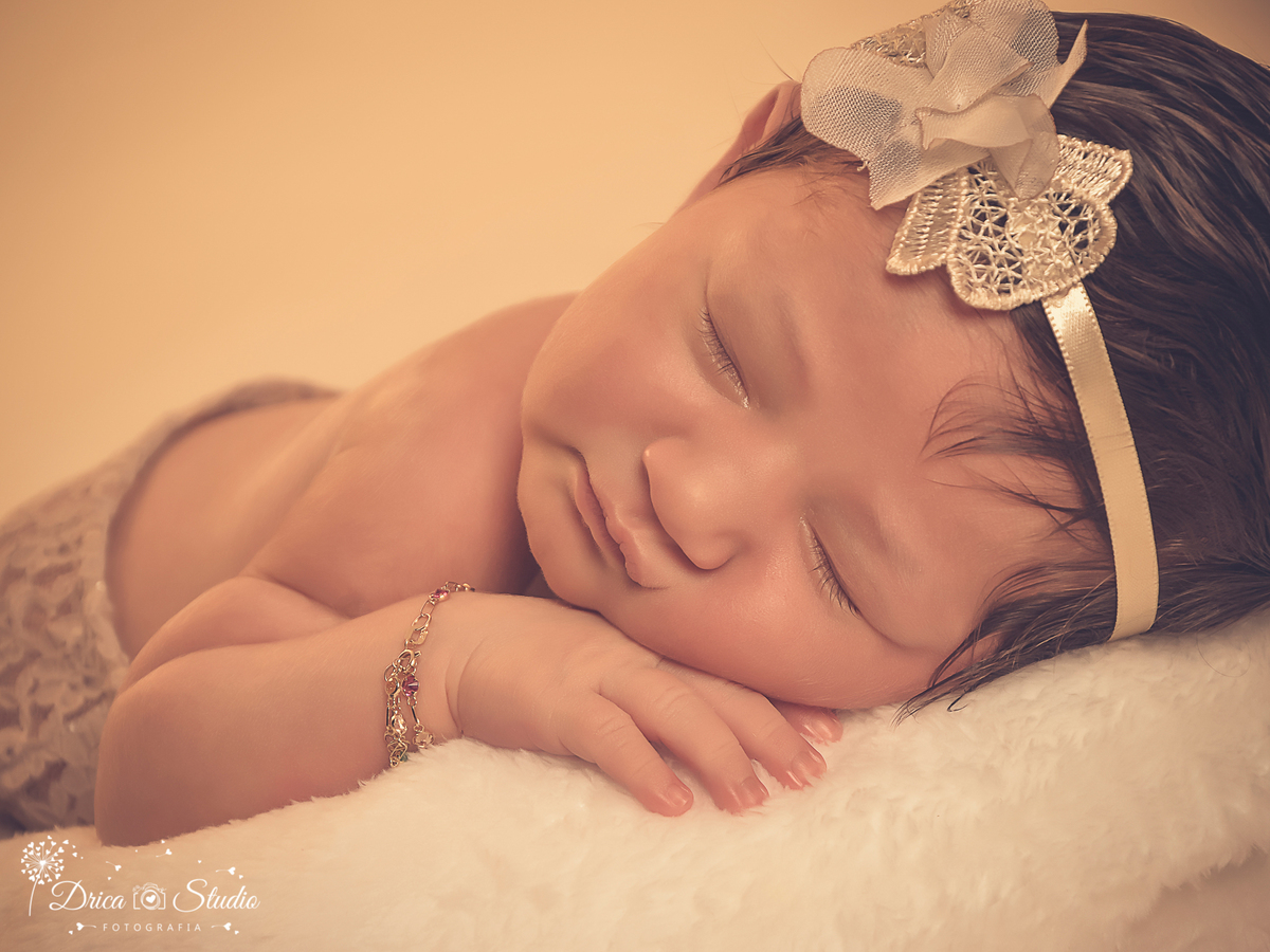 Newborn-ensaio infantil-bebê-recém nascido-dormindo- retrato retro do rosto-puceira linda!-headband-ensaio de família-acompanhamento mensal-baby-dormindo-fotografa de newborn em Xinguara-Drica Studio Fotografias-fotografa em Xinguara-Para.