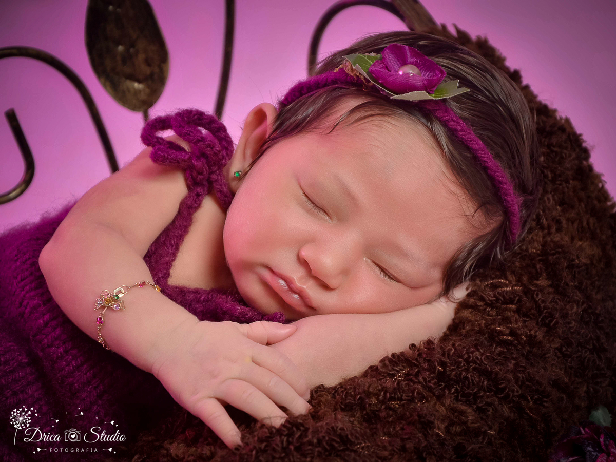Newborn-ensaio infantil-bebê-recém nascido-dormindo-lilas-ensaio de família-acompanhamento mensal-baby-dormindo-fotografa de newborn em Xinguara-Drica Studio Fotografias-fotografa em Xinguara-Para.