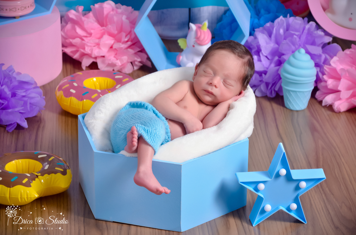 Newborn-ensaio infantil-bebê-recém nascido-dormindo-perninha cruzada mão na cabeça-headband-ensaio de família-acompanhamento mensal-baby-dormindo-fotografa de newborn em Xinguara-Drica Studio Fotografias-fotografa em Xinguara-Para.