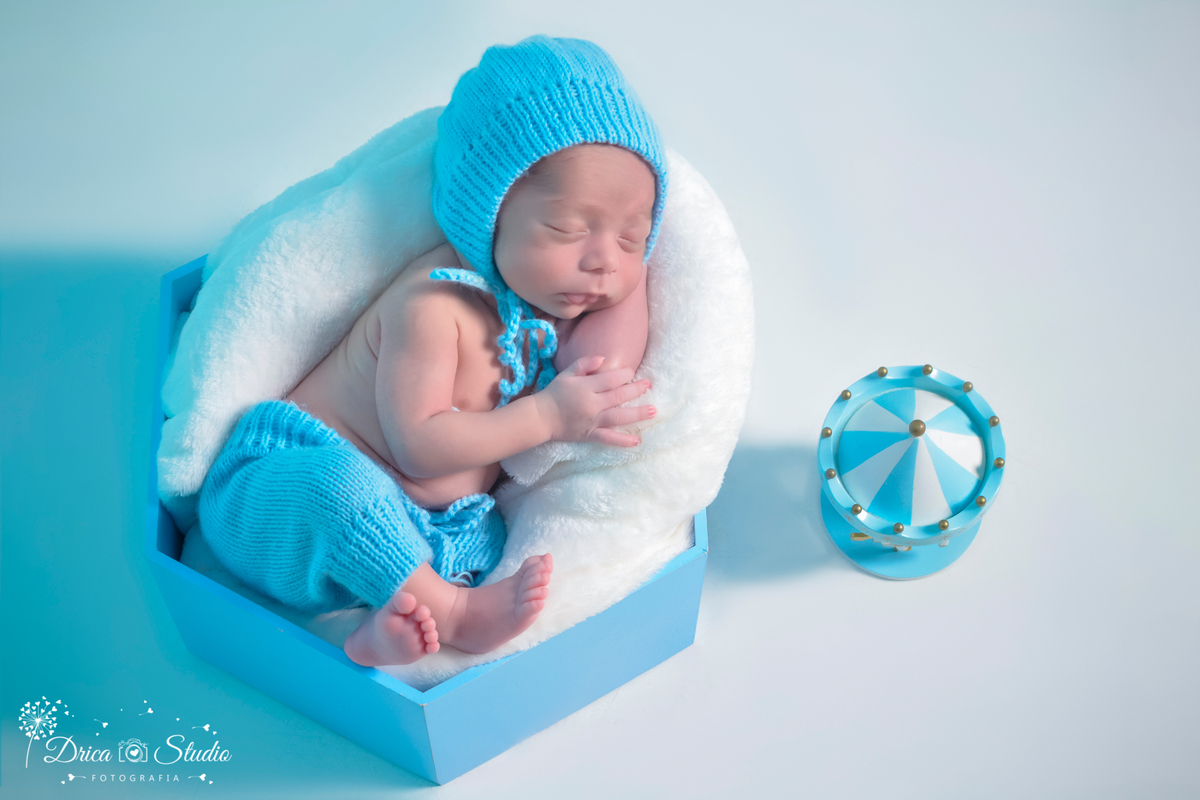 Newborn-ensaio infantil-bebê-recém nascido-dormindo-headband-ensaio de família-acompanhamento mensal-baby-dormindo-fotografa de newborn em Xinguara-Drica Studio Fotografias-fotografa em Xinguara-Para.