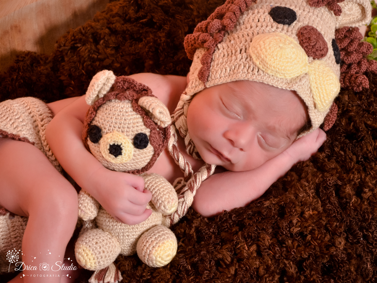 Newborn-ensaio infantil-bebê-recém nascido-dormindo-headband-ensaio de família-acompanhamento mensal-baby-dormindo-fotografa de newborn em Xinguara-Drica Studio Fotografias-fotografa em Xinguara-Para.