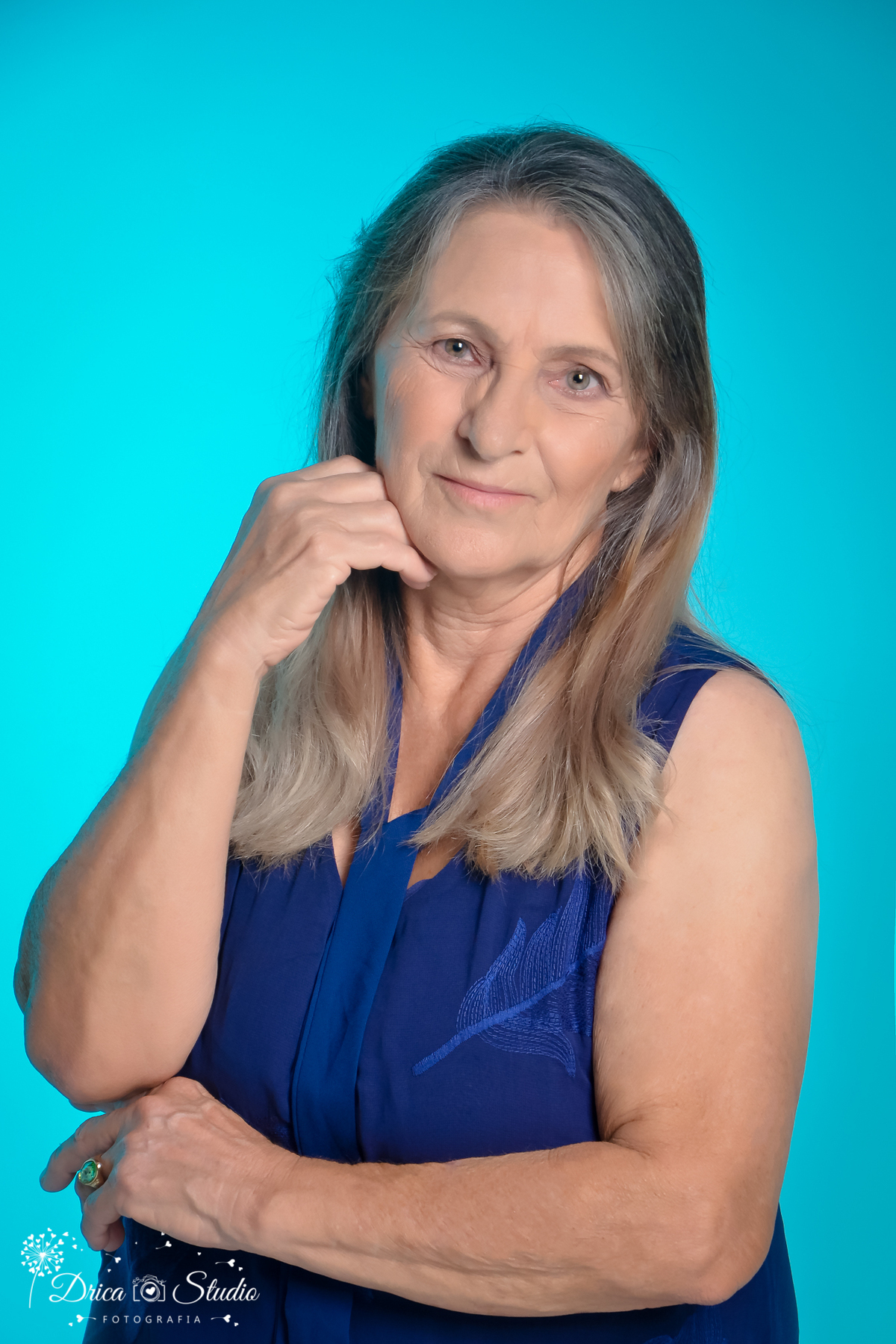 Mulher madura - Ensaio mulher - fotografia - fotos em studio - fotos de mulheres mais velhas - blusa azul - ensaios fotográficos - guerreira - mulher de força - drica studio fotografias - xinguara - Pará