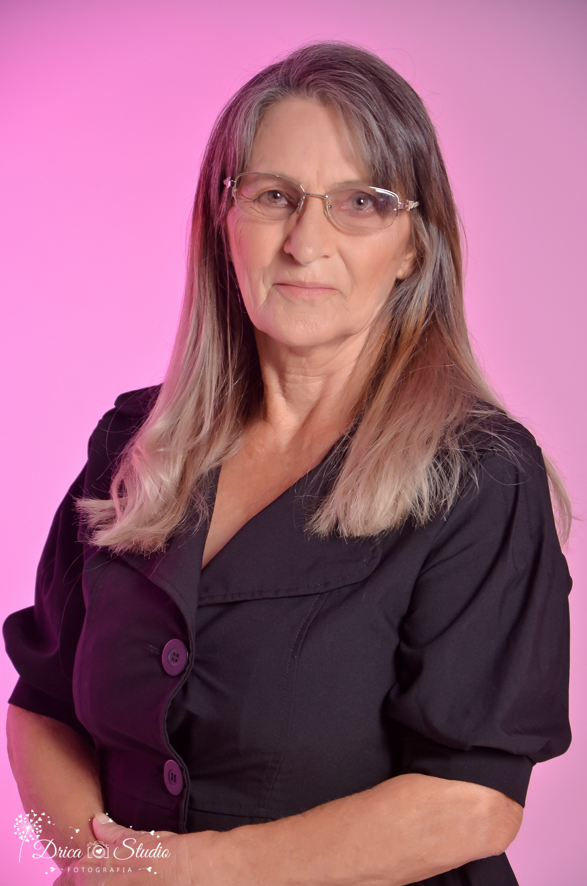 Mulher madura - Ensaio mulher - fotografia - blusa preta - fotos em studio - fotos de mulheres mais velhas - ensaios fotográficos - guerreira - mulher de força - drica studio fotografias - xinguara - Pará
