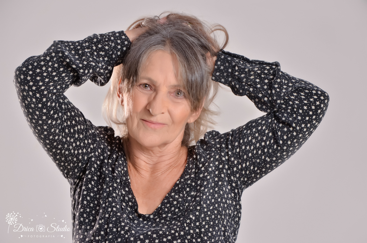 Mulher madura - Ensaio mulher - fotografia - fotos em studio - fotos de mulheres mais velhas - fotos segurando o cabelo - ensaios fotográficos - guerreira - mulher de força - drica studio fotografias - xinguara - Pará