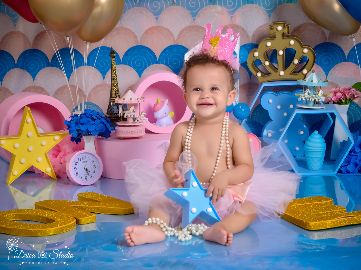 Smash The Cake ensaio de Isadora foi escolhido o tema  Príncipe e Princesa na cor azul e rosa fundo alegre e bem colorido com estrelas de led e perola o ensaio feito em estúdio da Drica Studio fotografia-Fotógrafo em Xinguara-Pará.