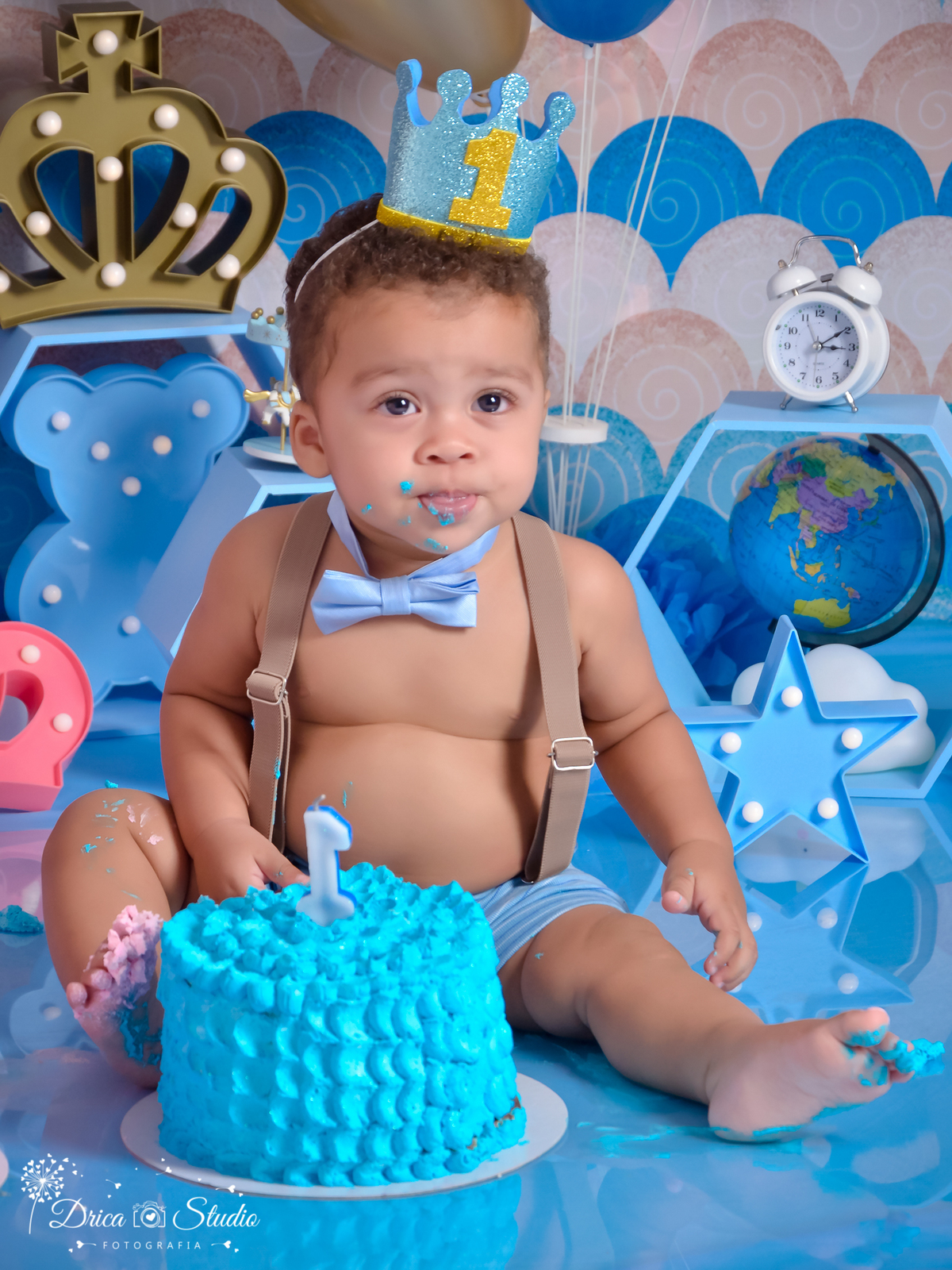 Smash The Cake-esmagando o bolo-Arthur esta comendo o bolo -fez um Aninho ensaio no tema Príncipe-Drica Studio fotografia-Fotógrafo em Xinguara-Pará.