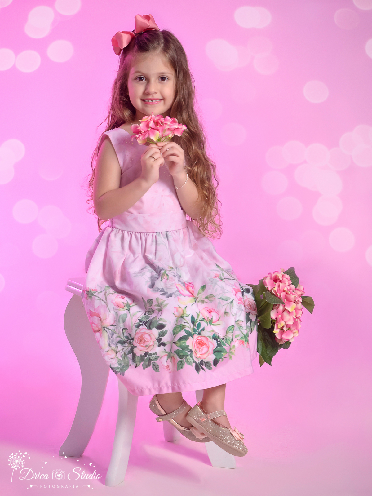 ensaio infantil - Criança - menina - meu mundo rosa - ensaio em studio - ensaio fotográfico - menina feliz - menina com cabelo grande - criança feliz - drica studio fotografias - xinguara - pará