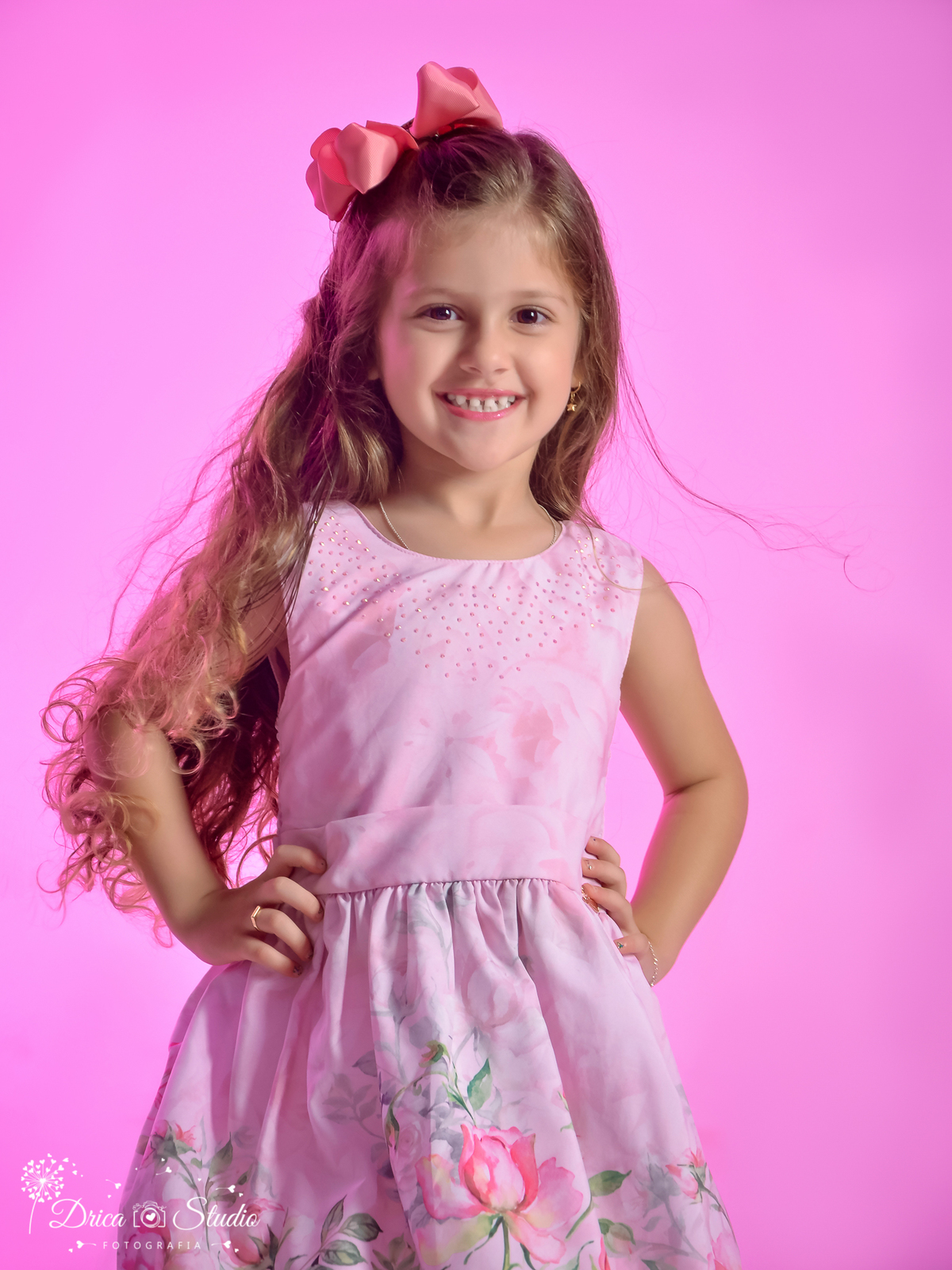 ensaio infantil - Criança - menina - meu mundo rosa - ensaio em studio - ensaio fotográfico - menina feliz - fundo rosa - criança feliz - drica studio fotografias - xinguara - pará