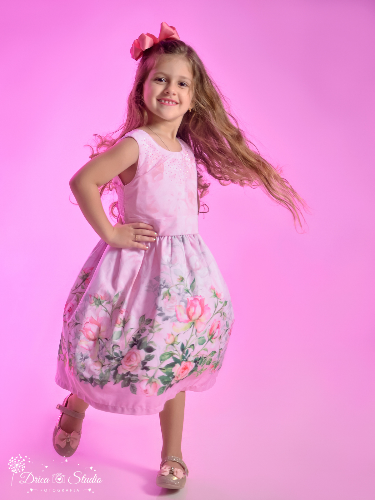 ensaio infantil - Criança - menina - meu mundo rosa - ensaio em studio - ensaio fotográfico - menina feliz -  foto menina jogando cabelo - criança feliz - drica studio fotografias - xinguara - pará