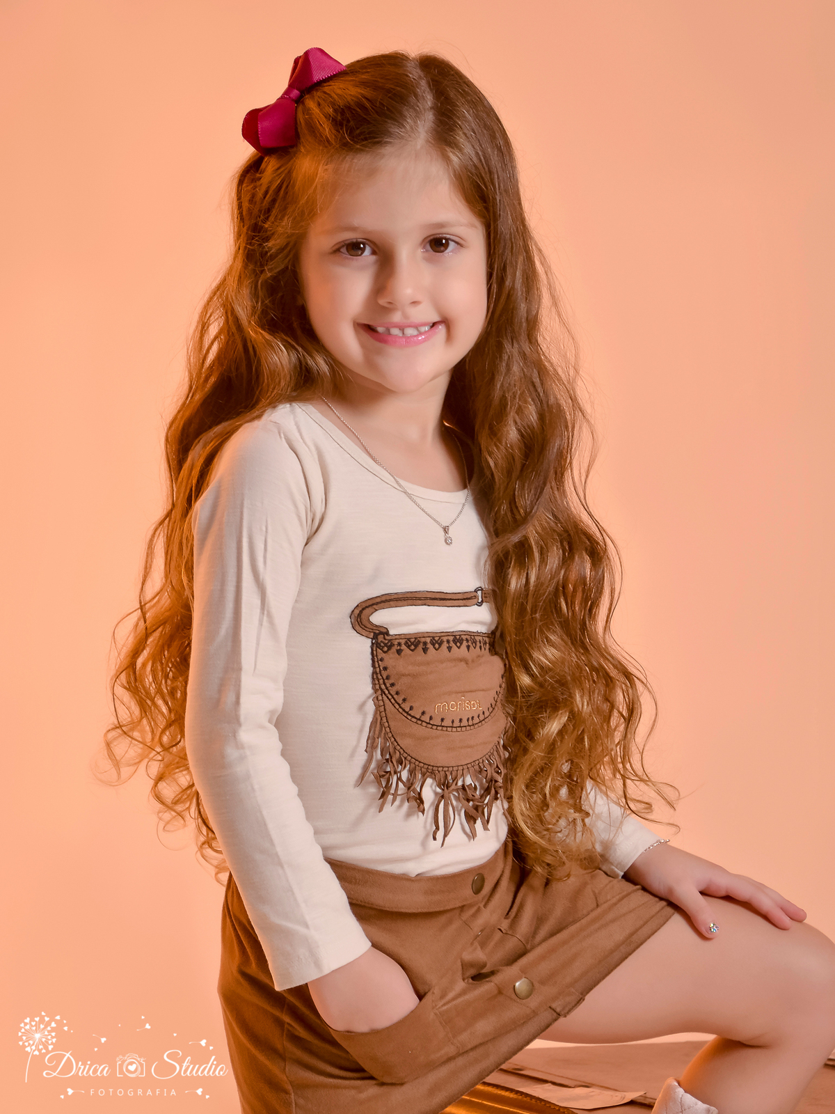 ensaio infantil - Criança - menina - fundo amarelo - meu mundo rosa - ensaio em studio - ensaio fotográfico - menina feliz - criança feliz - drica studio fotografias - xinguara - pará