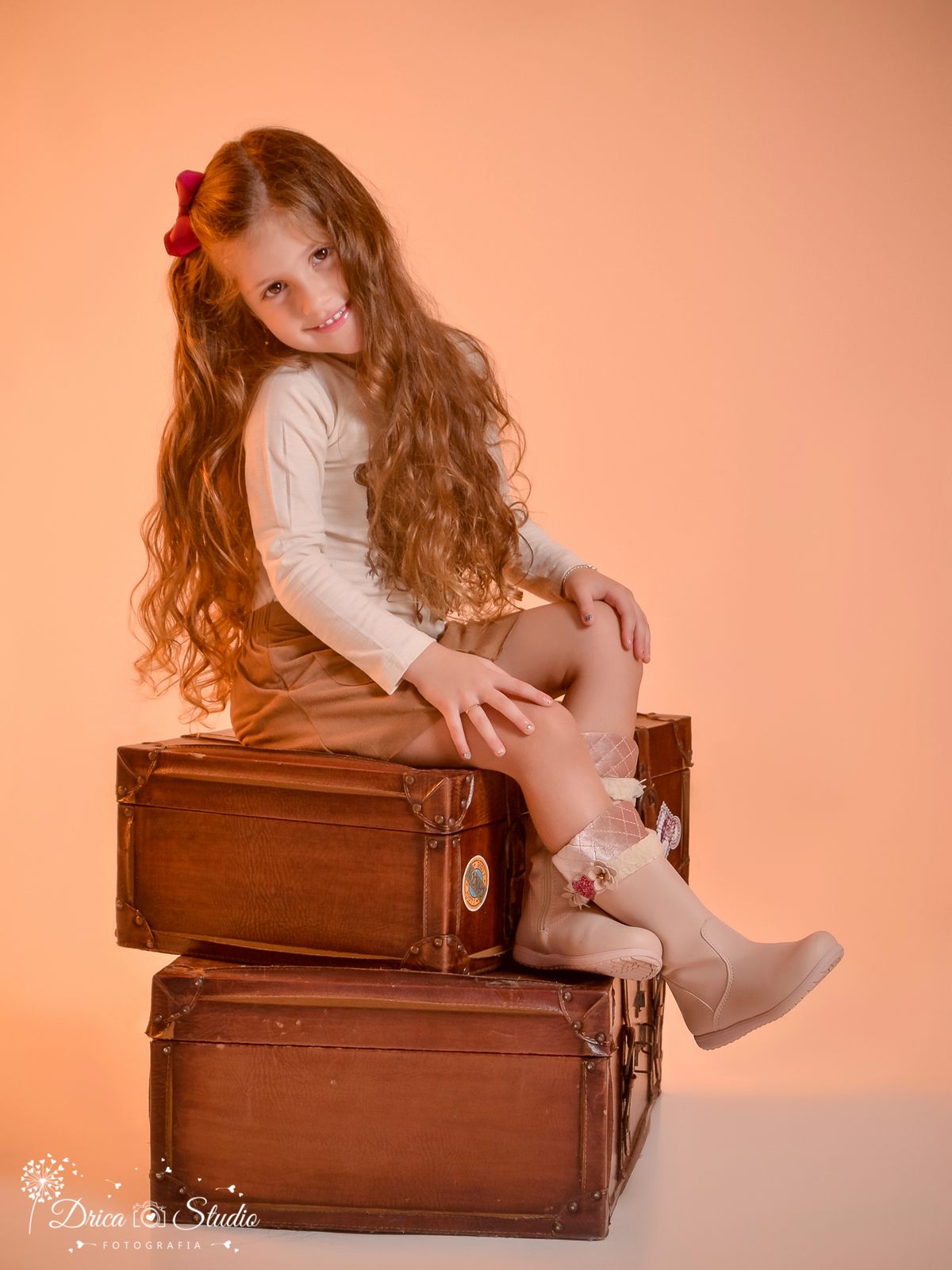 ensaio infantil - Criança - menina - meu mundo rosa - ensaio em studio - menina sentada em mala - ensaio fotográfico - menina feliz - criança feliz - drica studio fotografias - xinguara - pará