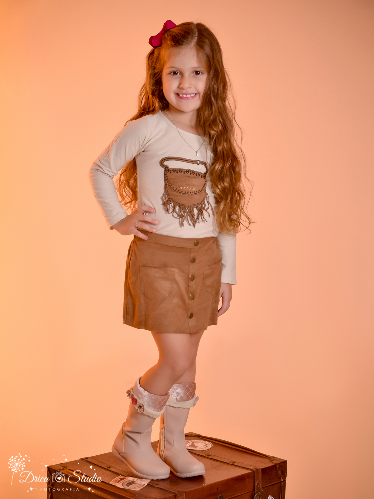 ensaio infantil - Criança - menina - meu mundo rosa - ensaio em studio - menina com mão na cintura - ensaio fotográfico - menina feliz - criança feliz - drica studio fotografias - xinguara - pará