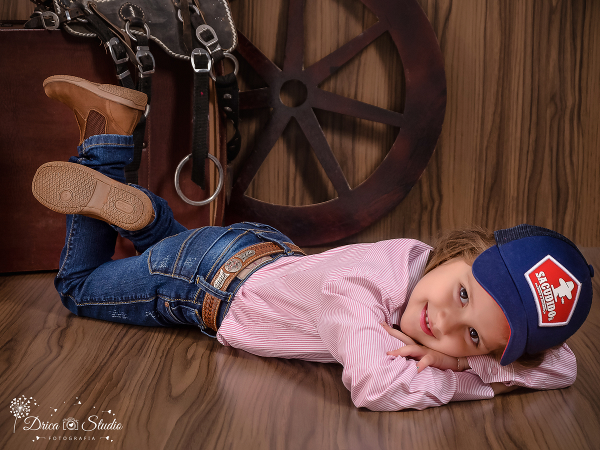 ensaio infantil - Criança - menina - meu mundo rosa - ensaio em studio - ensaio fotográfico - menina feliz -cenário country - criança feliz - drica studio fotografias - xinguara - pará
