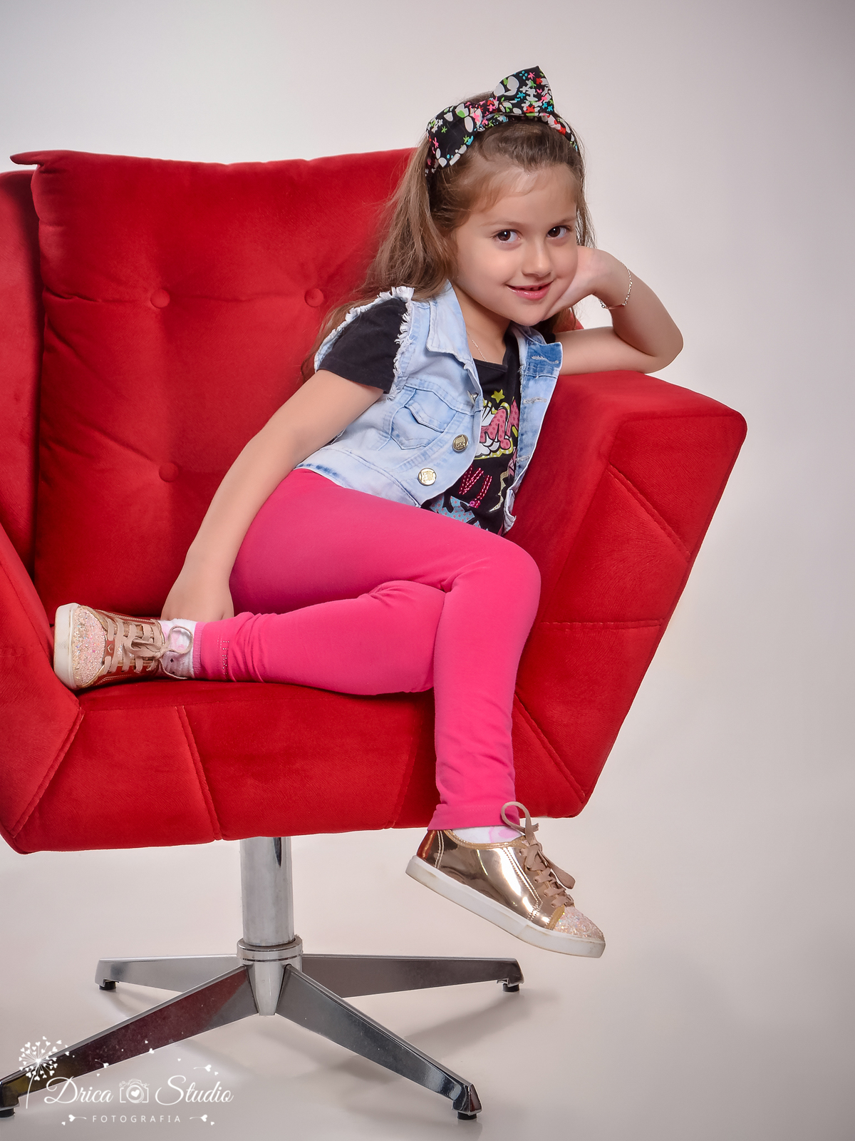 ensaio infantil - Criança - menina sentada - meu mundo rosa - ensaio em studio - ensaio fotográfico - menina feliz - criança feliz - drica studio fotografias - xinguara - pará