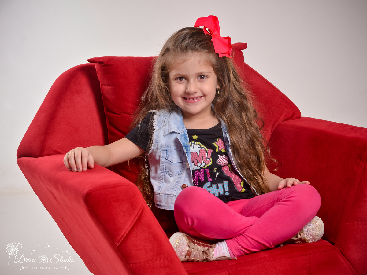 ensaio infantil - Criança - menina - meu mundo rosa  menina de laço rosa - ensaio em studio - ensaio fotográfico - menina feliz - criança feliz - drica studio fotografias - xinguara - pará