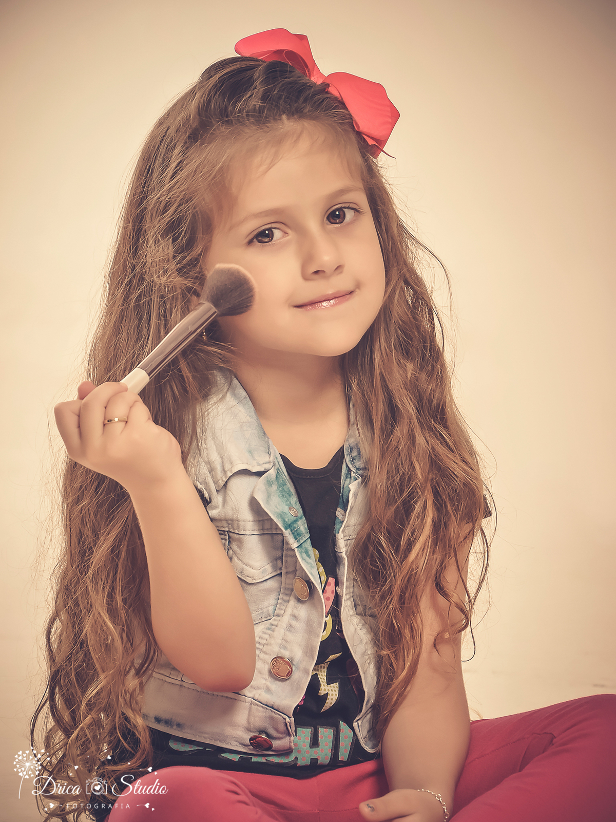 ensaio infantil - Criança - menina - meu mundo rosa - ensaio em studio - maquiagem - ensaio fotográfico - menina feliz - criança feliz - drica studio fotografias - xinguara - pará