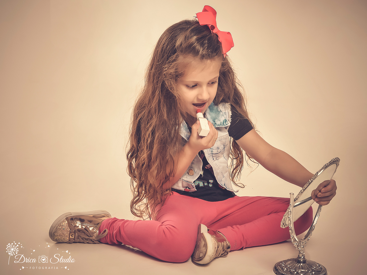 ensaio infantil - Criança - menina - meu mundo rosa - fundo amarelo - menina passando batom - ensaio em studio - ensaio fotográfico - menina feliz - criança feliz - drica studio fotografias - xinguara - pará